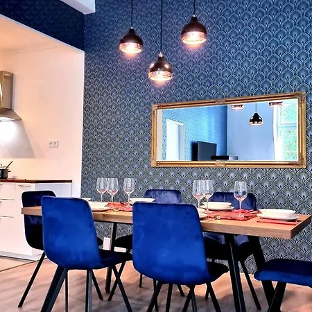 Luxury Three-bedroom Apartment *