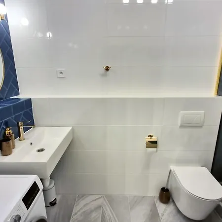 Luxury Three-bedroom Apartment *